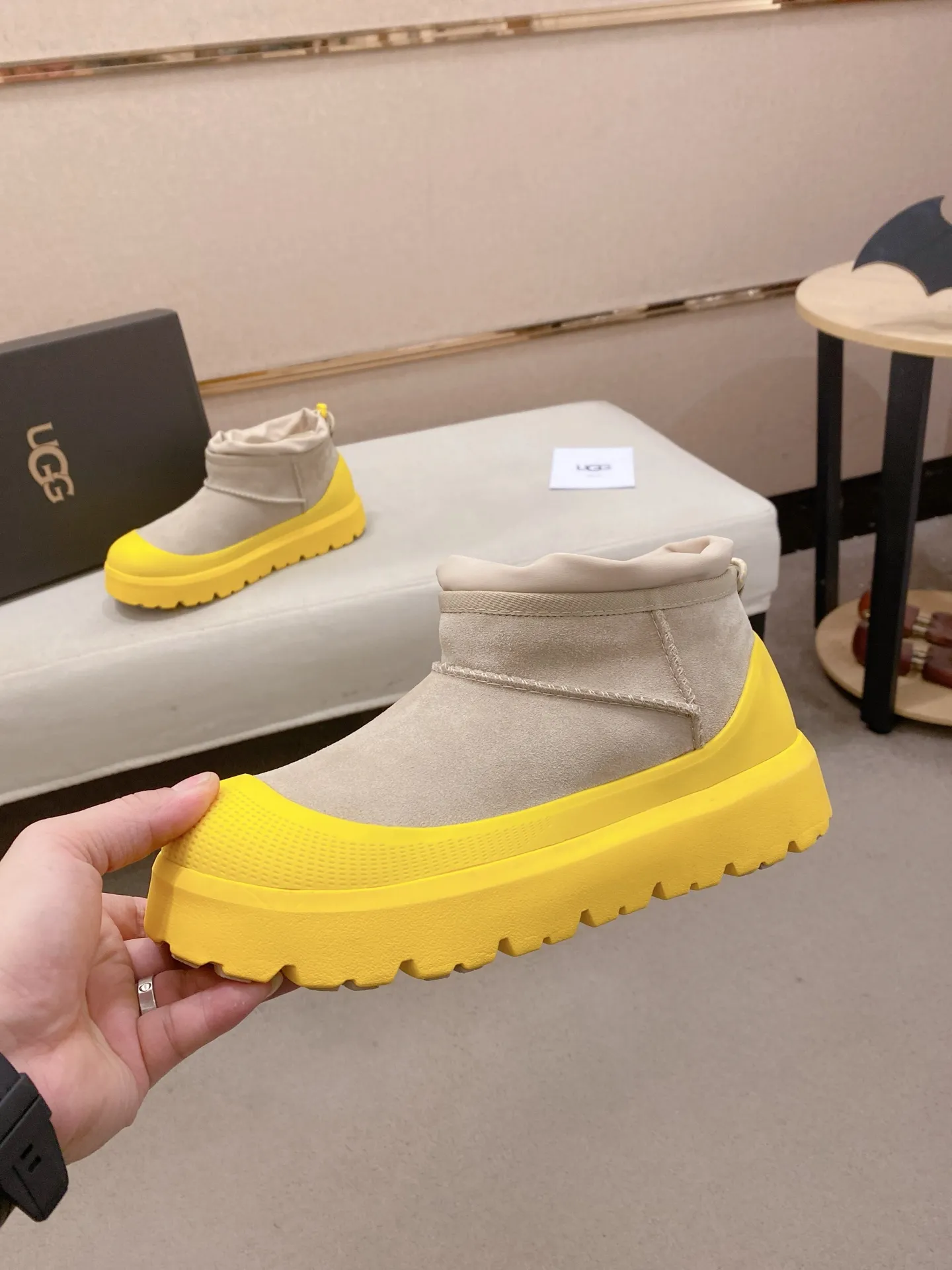Factory price: 500💰Couple model💏 Same style as Wang Yibo, North American men's shoes Ugg ☃️In the special sale of new high-quality men's shoes snow boots in autumn and winter, the nemesis of extreme cold weather! Made of cowhide leather, merino wool lining, and original outsole, whether driving, outdoor or daily wear, there is always one that suits you! Male and female size: 35-46.